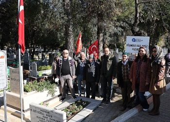 Huzurevi Sakinleri Topçu Yüzbaşı’nı Mezarı başında andı